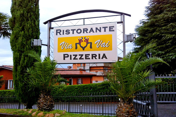 Insegne per ristoranti e pizzerie.