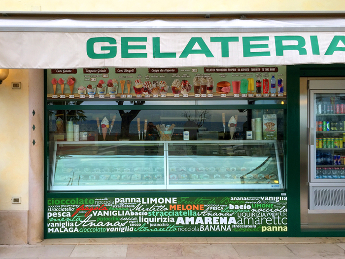 Decorazione di gelateria. Stampa digitale adesiva applicata sul bancone della gelateria.